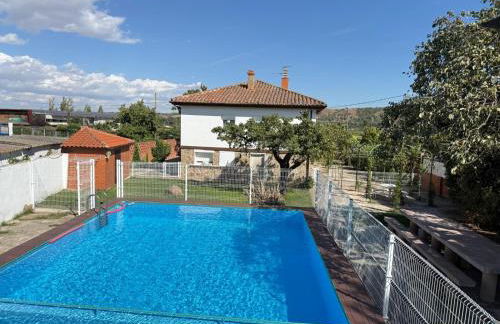 Chalet con jardín, piscina y barbacoa en Logroño - Foto 54