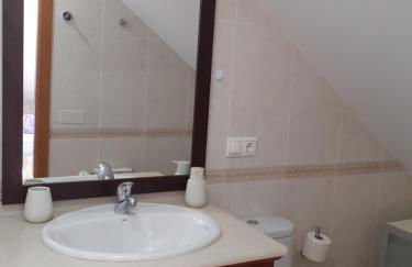 Atico con terraza y piscina comunitaria - Foto 11