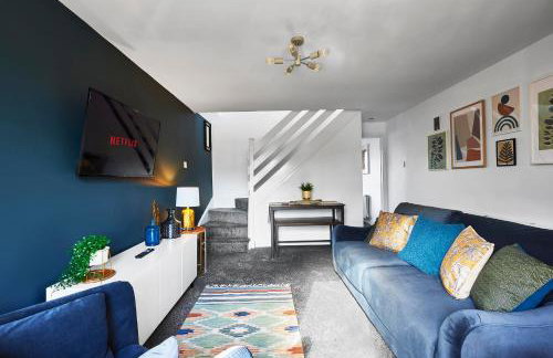 Charming 2 bed home, quiet village + free parking - Foto 1