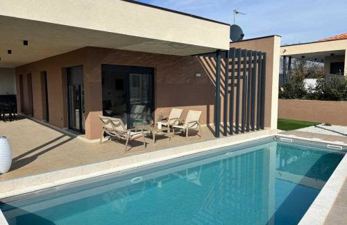 Vila Kumpanija with Pool by Vacay Villas - Foto 1