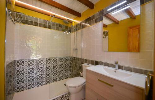 Piscina climatizada y cubierta 365 dias en Casa Rural con Encanto El Puentuco una de las casas mas valoradas de Cantabria - Foto 50