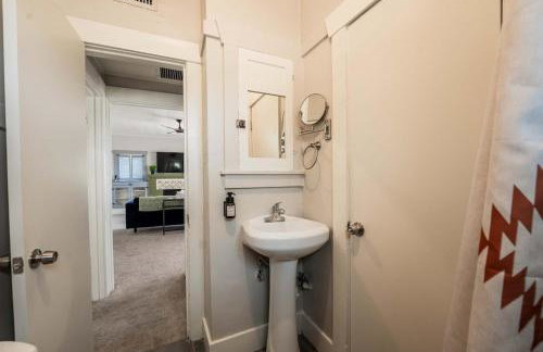 Work Desk- FirePit-Pool-Steps to UofA - Foto 18