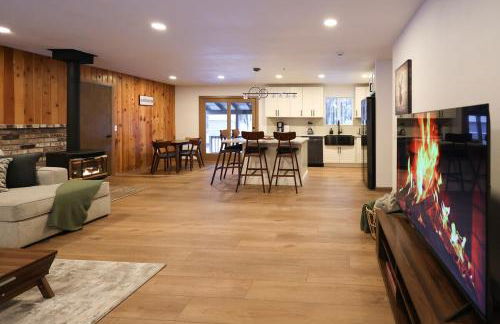 Lassen National Park Luxury Cabin with Hot Tub - Foto 32