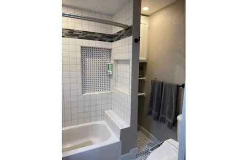 StockYards!-1 block away ! Cowboy Cottage sleeps 9 - Foto 17