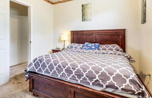 Watefront Getaway with Mtn Views and Dock in Clearlake - Foto 14