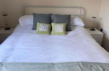 One Bedroom Bungalow No1 - Secure Gated Parking - Foto 1