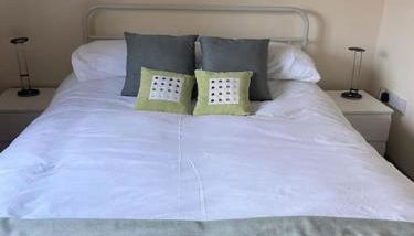 One Bedroom Bungalow No1 - Secure Gated Parking - Foto 1