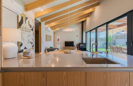 Stunning Beach House with Pool by LovelyStay - Foto 25