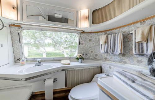 Newly Renovated Camper with Fresh Decor and Tiny Deck in Texas - Foto 7