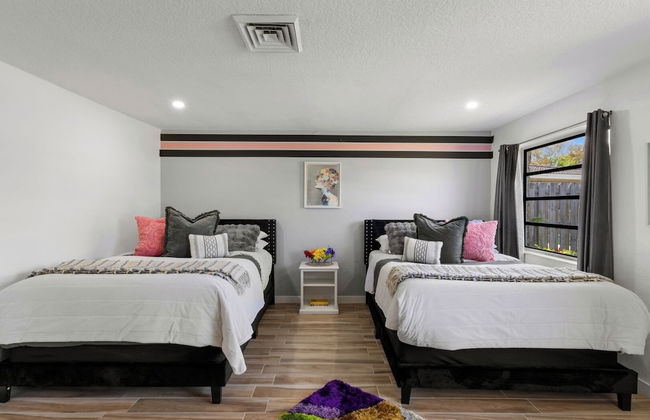 Family-friendly 5BR Home w/ Heated Pool & Parking - Foto 44