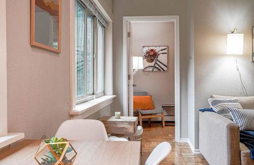 Colorful downtown condo, 2 bedrooms, king bed - Foto 16