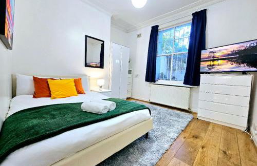 Spacious & Cosy 2 Bedroom Home plus 2 Sofa-beds with Private Entrance and Back Patio, 3 min walk to Earl's Court Station - Photo 6