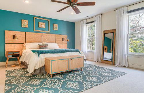 4,100-Sq-Ft Gem with Pool Table and Yard in Raleigh - Foto 13