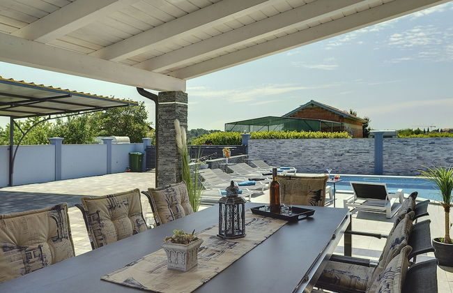 Modern Villa With Private Pool Consisting of 2 Apartments Near the Beach - Photo 24