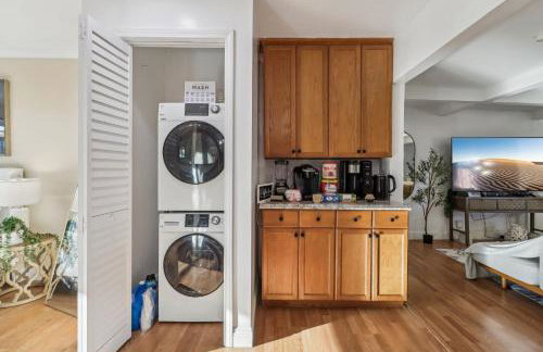 Entire Private Home with 3 Bedrooms, Gated Yard, Parking, King Bed, Available Now - Foto 19