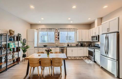 Stylish & Spacious Centrally-Located Home w/Garage - Foto 13