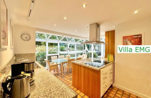 Luxus Ferienhaus Villa EMG Emsdetten nah Münster, Osnabrück, Rheine für Familien Gruppen bis 17 Personen, Pool, Whirlpool, Garten, Kamin, 6SZ - Foto 8