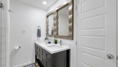 Arlington Entertainment District Home Green & White Door - Foto 5