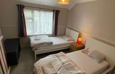 Lovely 4 bed house with patio & bbq - Photo 13