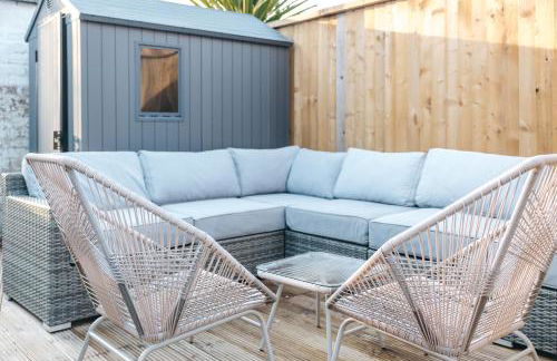 Quaint Georgian house with Parking & Huge Garden 10 mins walk from town - Photo 29