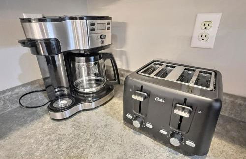 The Sawyer Hideaway - 3BR 2B with Hot Tub & Fire Pit - 5 mins to beach - Photo 15