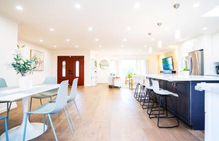 Grand Lux 4BR Prime Location & Serene Yard - Foto 2