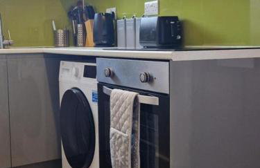 NEWLY Refurbed - Large Studio Apt With Private Parking - Foto 10