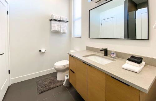 New Ultra-Modern Home Overlooking the Lake - Foto 19