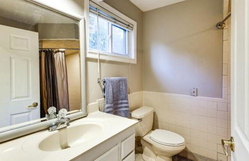 Large Yard with Pond Family Retreat in New Albany! - Foto 23