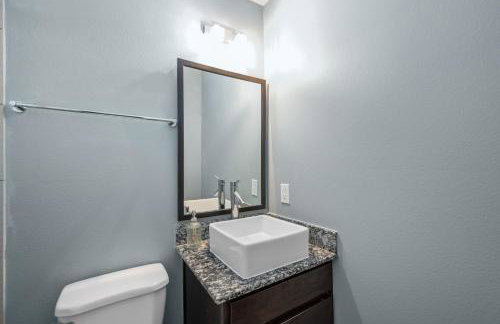 Chic Comfort Near Houston Hotspots - Foto 9