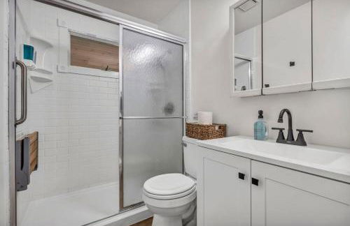 NEW! Modern Retreat Near CLE-Game Room-Renovated - Foto 18