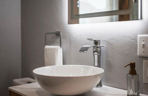 PFR Suites - Highland, 3BR 2BA Shadyside Condo, ADA, 2 Decks and Off-Street Parking - Foto 8