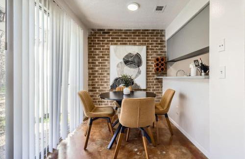 Your Cozy King Suite Getaway - Sleeps 4 - Pool, Prkg - Foto 6