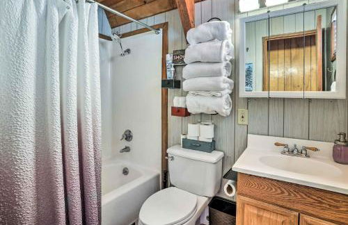 Cozy A-Frame with Hot Tub Near Arrowbear Lake! - Foto 14