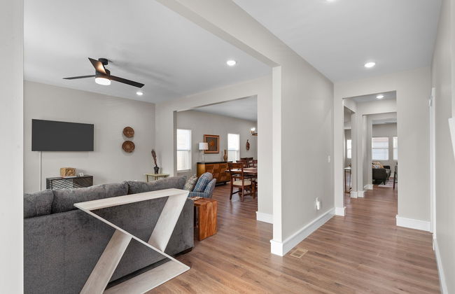 Bright Urban Comfort | JZ Vacation Rentals - Photo 25