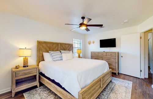 Poolside Bliss! Christian Pass Family Home with Yard - Foto 19