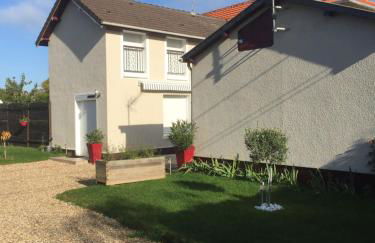 A pied, 300m de la plage et 500m du village - Photo 1