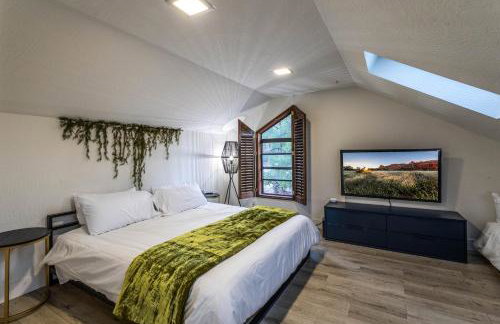 Luxe Boutique-Style Home w/Indoor Hot Tub - Foto 30