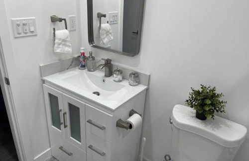 Adorable 2BR-2BA House with EV & Free Parking and Family Friendly in Los Angeles - Photo 39