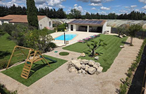 Villa l'ESTEL charme provençal, 15 pers, piscine privée & aire de jeux, au coeur du triange Arles-Avignon-Nîmes - Foto 1