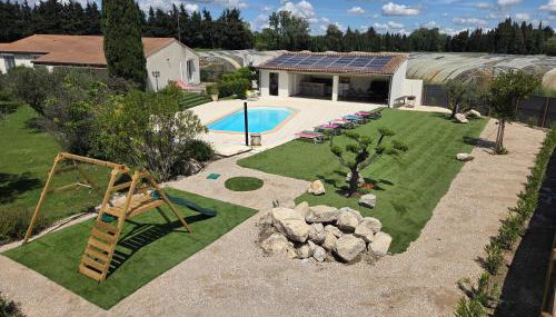 Villa l'ESTEL charme provençal, 15 pers, piscine privée & aire de jeux, au coeur du triange Arles-Avignon-Nîmes - Foto 1