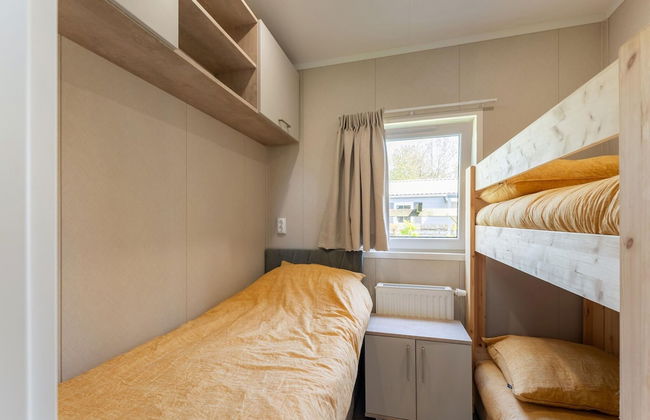 Luxury Chalet Near Ouddorp With Garden - Photo 4