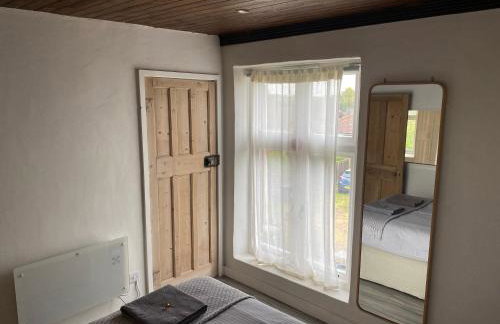 Creative Norfolk Chapel with Piano and Sauna Sleeps 10 - Foto 22