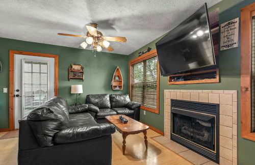 Walk to Lake Lampe Cabin with Fireplace and Deck! - Foto 3