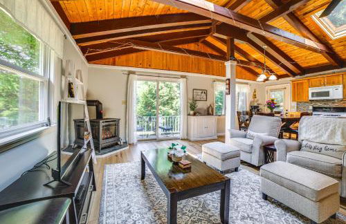 Breathtaking Newbury Cottage with Deck on Chalk Pond - Foto 6