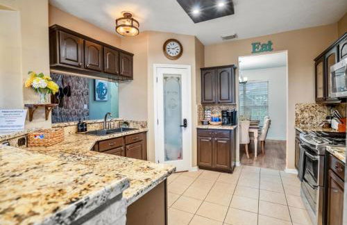 Tropical Escape Pool Jacuzzi Bar in Alvin TX - Photo 16