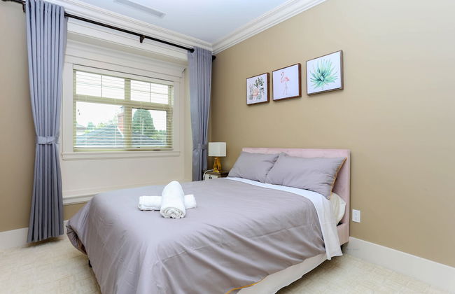 Grand 4 Bedroom Vacation House near Vancouver Downtown - Photo 4