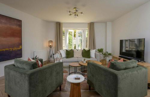 Modern Home on Edge of Cotswolds Private Parking - Photo 1