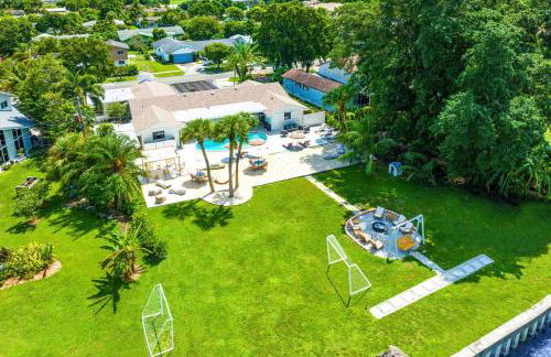 Deluxe Waterfront Villa with BBQ, Pool and Game Room - Photo 44