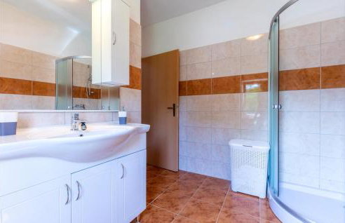 Three-Bedroom Holiday Home In Neoric - Photo 36